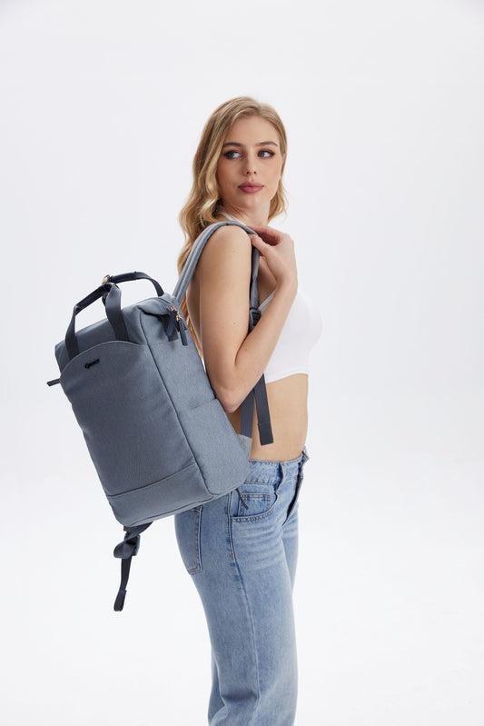 Ein minimalistischer Cynocs Unisex Rucksack getragen zu einem modernen Business-Anzug im urbanen Office-Viertel als Symbol für den Corporate Casual Look