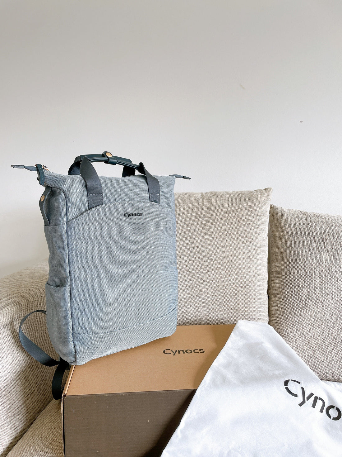 Minimalistischer skandinavischer Designrucksack von Cynocs in einem hellen, modern eingerichteten Raum im Clean Living Stil