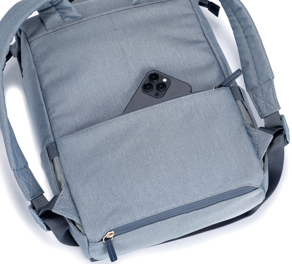 Verstecktes Sicherheitsfach am Rücken des Core Rucksacks für Smartphone oder Reisepass